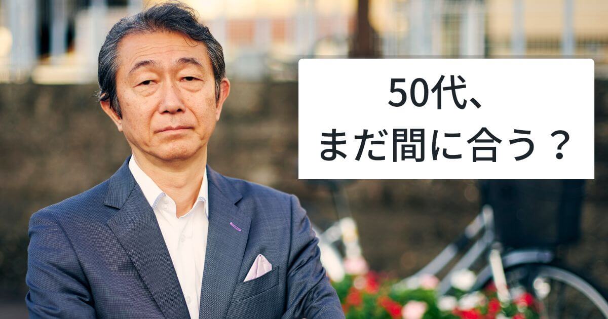 男性が腕組みしてる